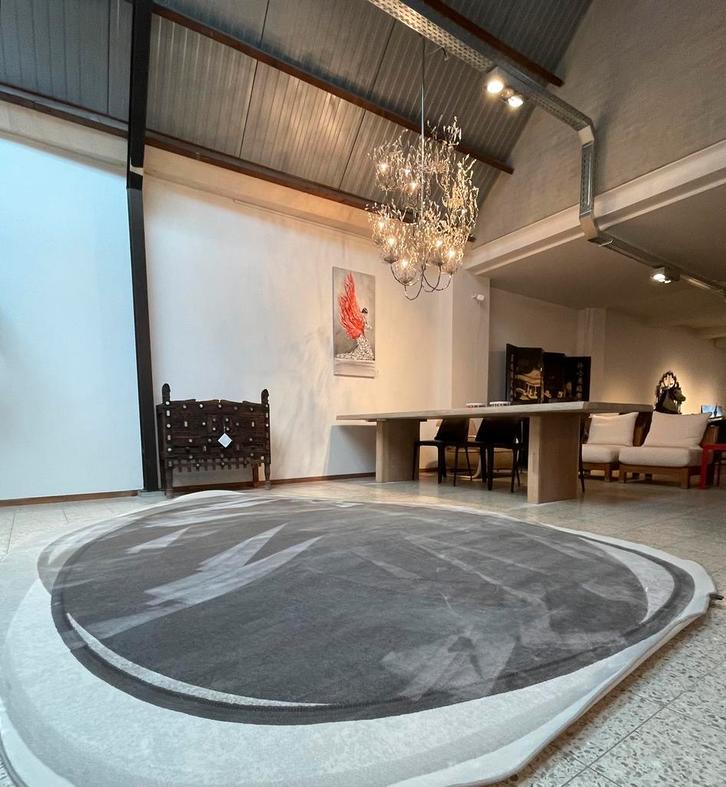 Leolux Pode Shallow tapijt Mud showmodel 280 x 380, Huis en Inrichting, Stoffering | Tapijten en Kleden, Zo goed als nieuw, 200 cm of meer