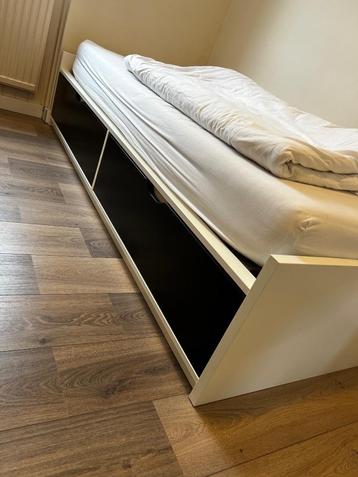 Eenpersoonsbed met zwarte lades