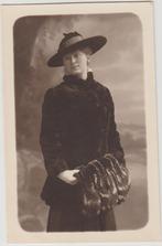 elegante dame + hoed + bonjas + mof charmante vrouw kleding, Verzamelen, Foto's en Prenten, Nieuw, Foto, Voor 1940, Verzenden