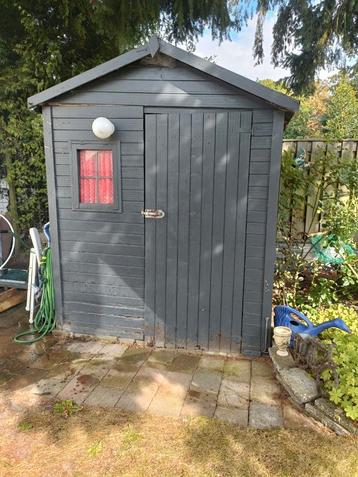 Gratis schuurtje, voor opknap of brandhout.  beschikbaar voor biedingen