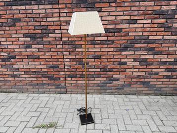 Strakke staande lamp met linnen kap – minimalistisch design beschikbaar voor biedingen