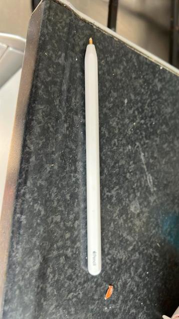 Kapotte appel pencil. beschikbaar voor biedingen