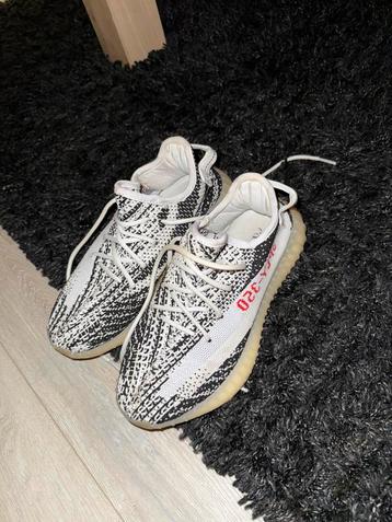 Yeezy vrouw maat 37 beschikbaar voor biedingen