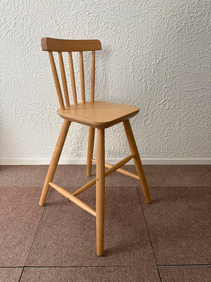 IKEA AGAM kinderstoel – licht beige/geel, Huis en Inrichting, Barkrukken, Zo goed als nieuw, 60 tot 90 cm, 2 krukken, Ophalen