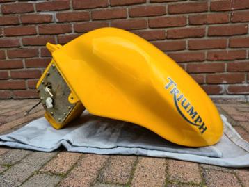 Triumph daytona 2005 tank beschikbaar voor biedingen