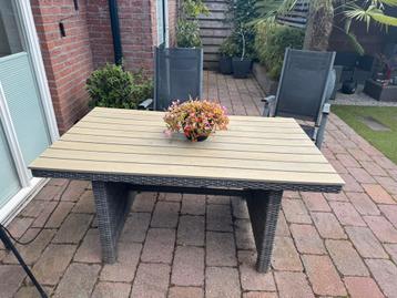 Tuintafel polywood/wicker beschikbaar voor biedingen