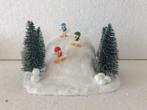 beeldje - skischans voor kerstdorp met Disney figuren, Verzamelen, Ophalen, Donald Duck, Zo goed als nieuw, Beeldje of Figuurtje