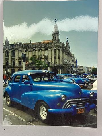 Foto van oude auto in Cuba. beschikbaar voor biedingen