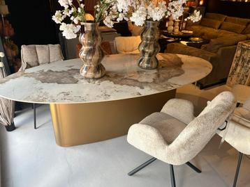 Ovale eettafel beschikbaar voor biedingen