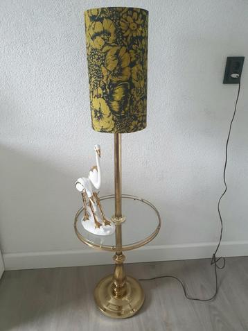 Vintage lamp met tafeltje beschikbaar voor biedingen