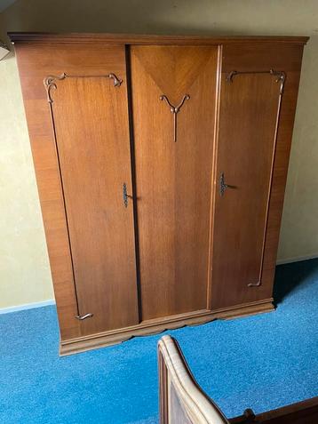 VINTAGE mahonie houten ART DECO kledingkast 3-deurs kast beschikbaar voor biedingen