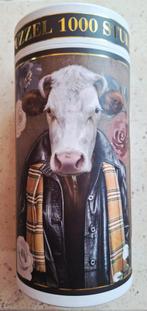 Puzzel 1000 stukjes met koe in jas met sjaal, Ophalen of Verzenden, 500 t/m 1500 stukjes