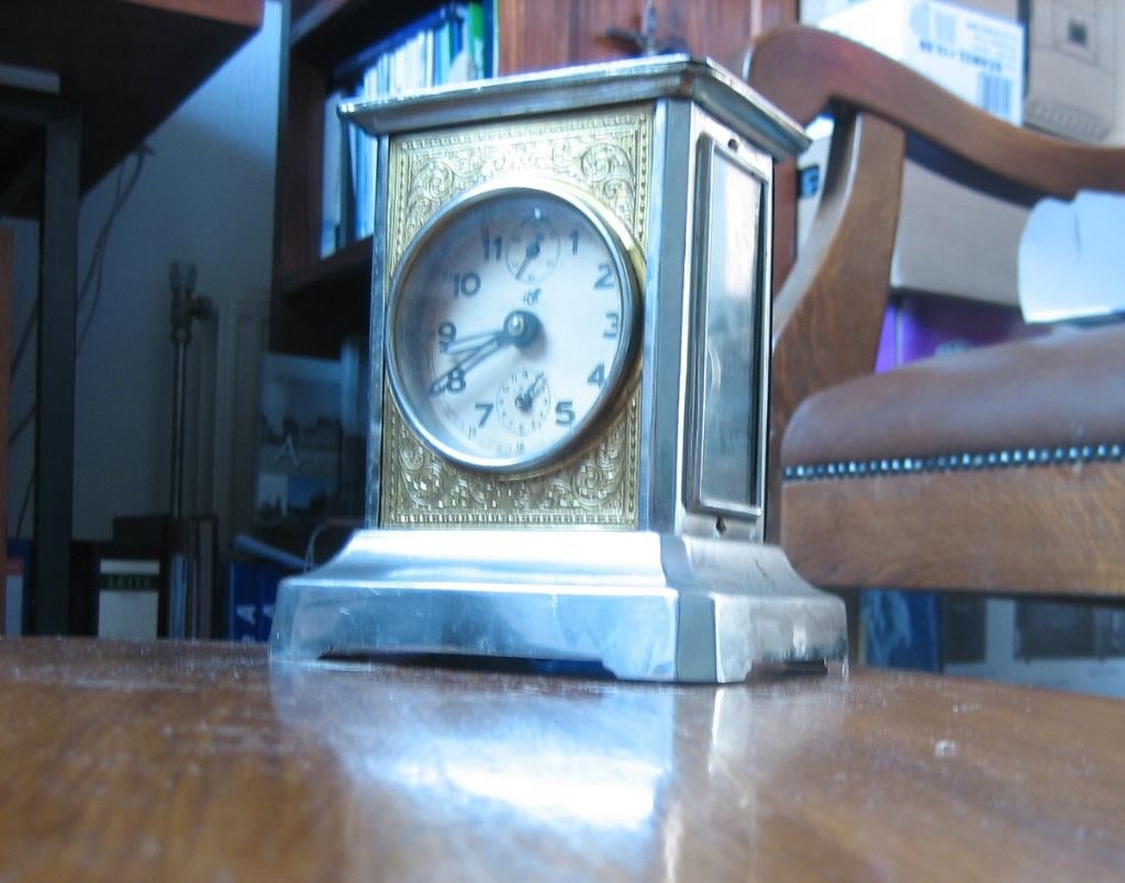 antieke reiswekker, Ophalen