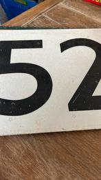 Metaal bord met nummer 52 erop geschilderd 25x40cm, Ophalen of Verzenden