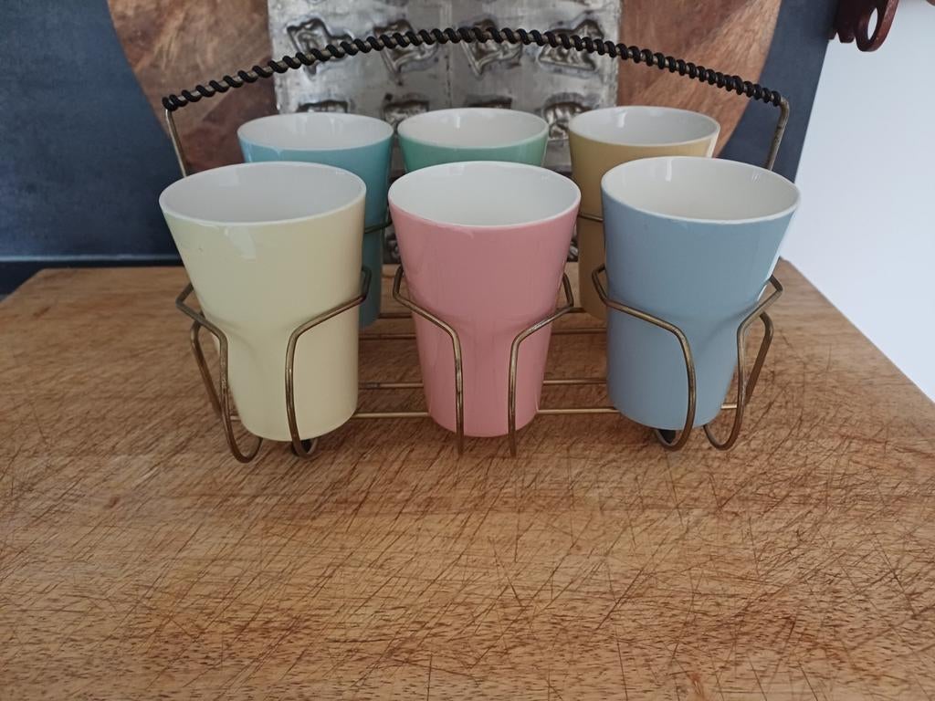 Prachtige bekers Florance van pastel Regout in retro rek, Antiek en Kunst, Antiek | Servies los, Verzenden