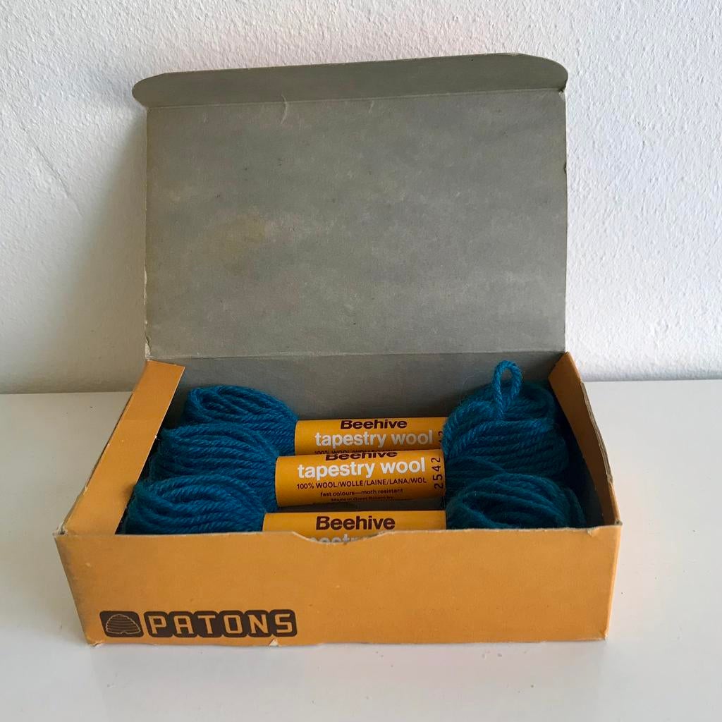 Borduurwol Patons Beehive, kleur 2542, originele doos, Ophalen of Verzenden, Zo goed als nieuw, Borduurgaren of Zijde