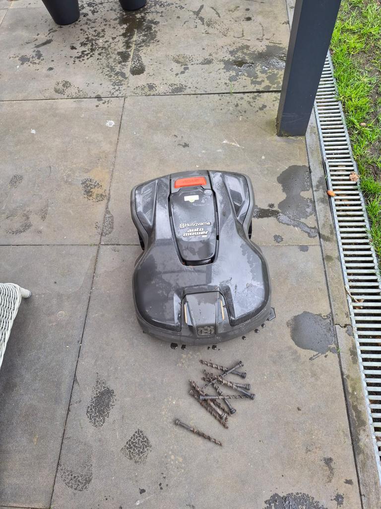 Husqvarna  Automower 305, Ophalen of Verzenden, Zo goed als nieuw, 20 tot 25 cm, Bestuurbaar via app