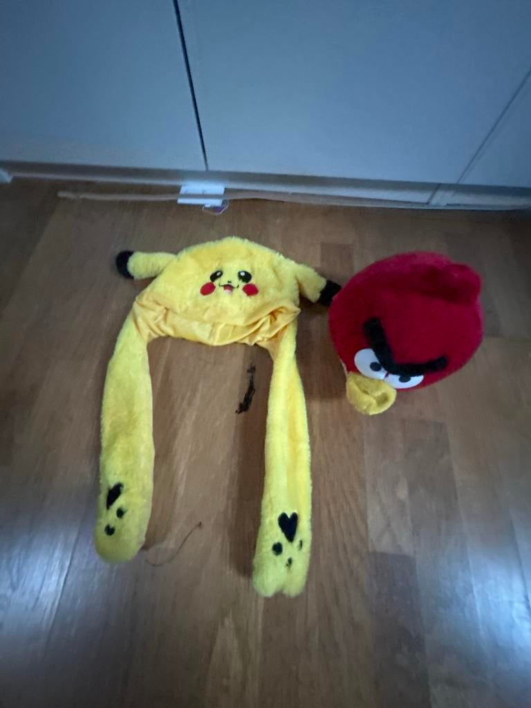 Bewegende Pikachu muts met licht en Angry Bird knuffel, Gebruikt, Overige merken, Geel, Overige typen