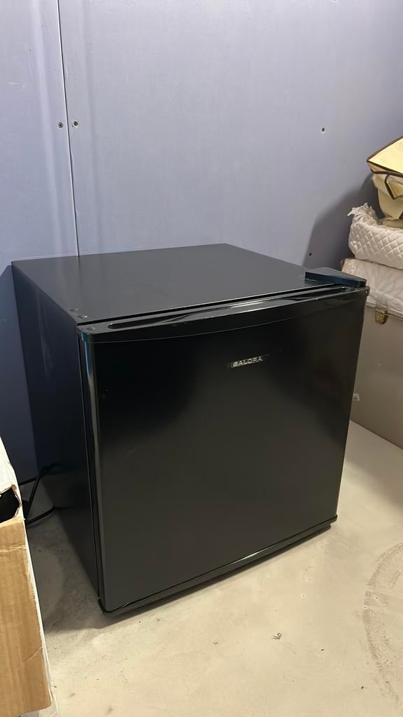 Salora Mini koelkast, Witgoed en Apparatuur, Vriezers en Diepvrieskisten, Ophalen, Zo goed als nieuw, Minder dan 60 cm, Minder dan 85 cm