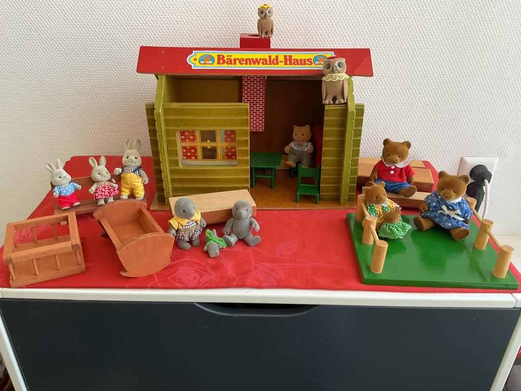 Het berenbos huis met veel dieren beren en bosdieren, Ophalen of Verzenden, Zo goed als nieuw, Poppenhuis