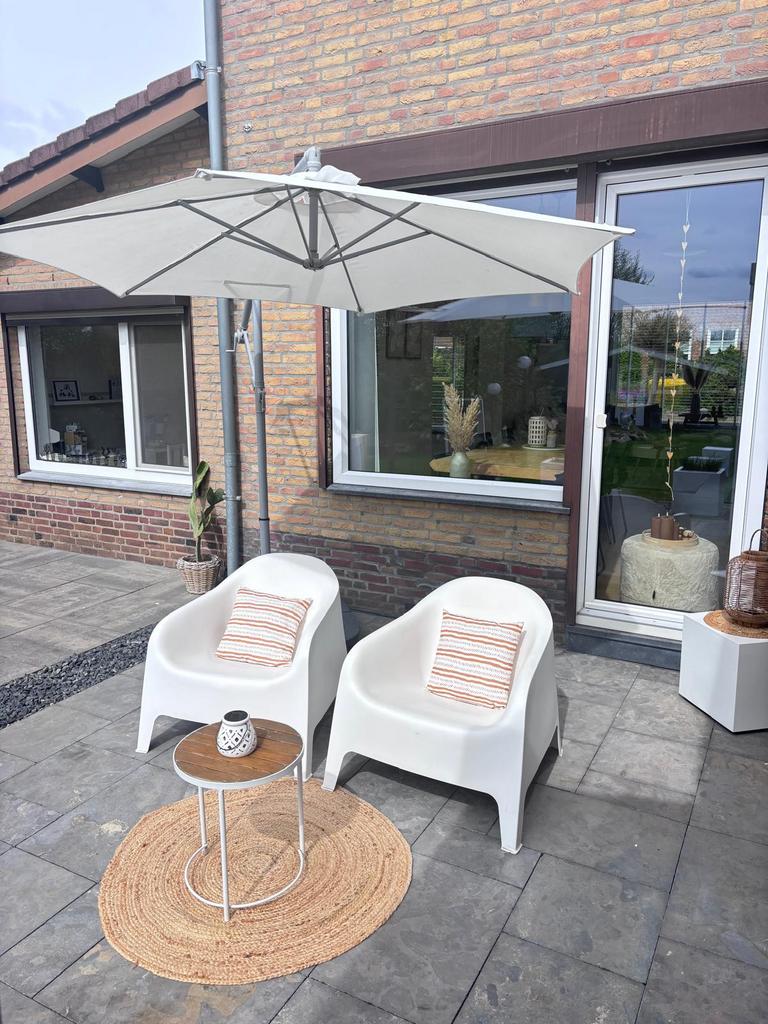 Parasol met grote stevige voet, Ophalen, Gebruikt, Minder dan 5 meter