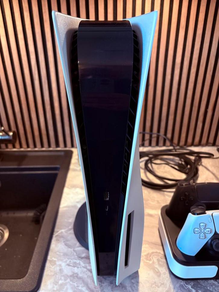 Playstation 5 zo goed als nieuw met 2 controllers en lader, Spelcomputers en Games, Spelcomputers | Sony PlayStation 5, Zo goed als nieuw