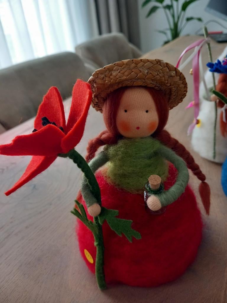 Klaproosvrouwtje 19cm vrije school seizoenstafel vilt, Ophalen of Verzenden, Nieuw, Figuurtje(s)