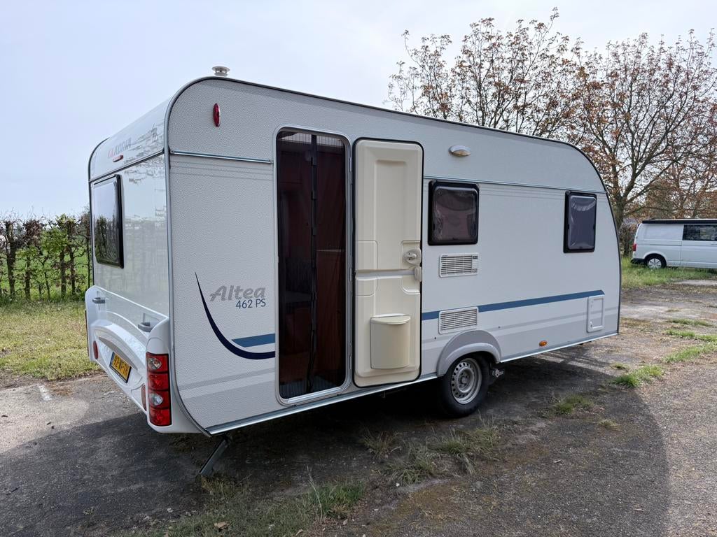 Zeer nette en schone Adria Altea 462 PS bouwjaar 2010, Caravans en Kamperen, Caravans, Frans bed, Treinzit, Particulier, Adria