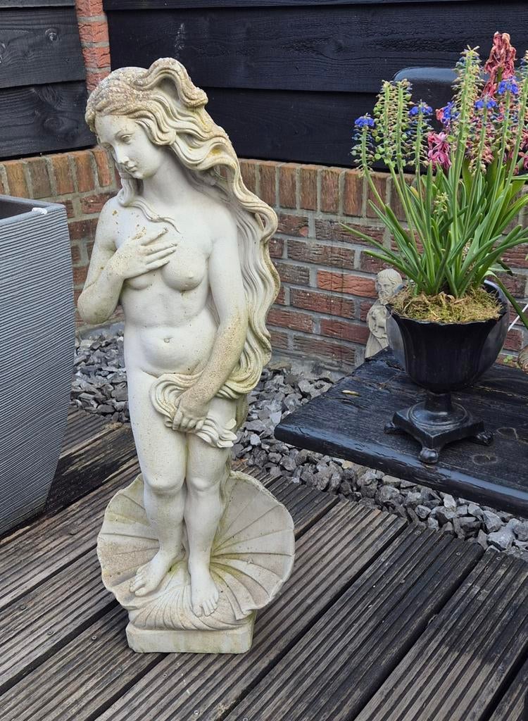 Tuinbeeld vrouw op schelp, 86 cm, winterhard, Tuin en Terras, Tuinbeelden, Ophalen