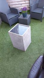 Stijlvolle vierkante bloembak van beton/steen, Minder dan 60 cm, Vierkant, Ophalen of Verzenden, Zo goed als nieuw