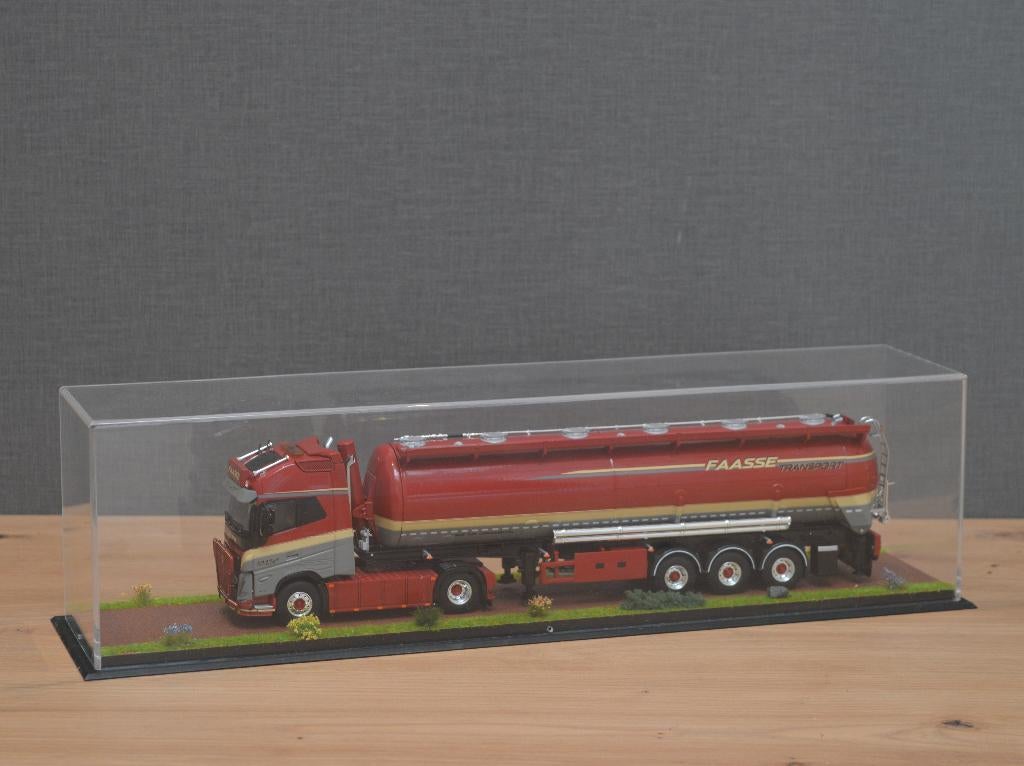 Dioramavitrine trekker+trailer, Rode klinkers (42x9x11cm), Ophalen of Verzenden, Nieuw, Bus of Vrachtwagen, Tekno