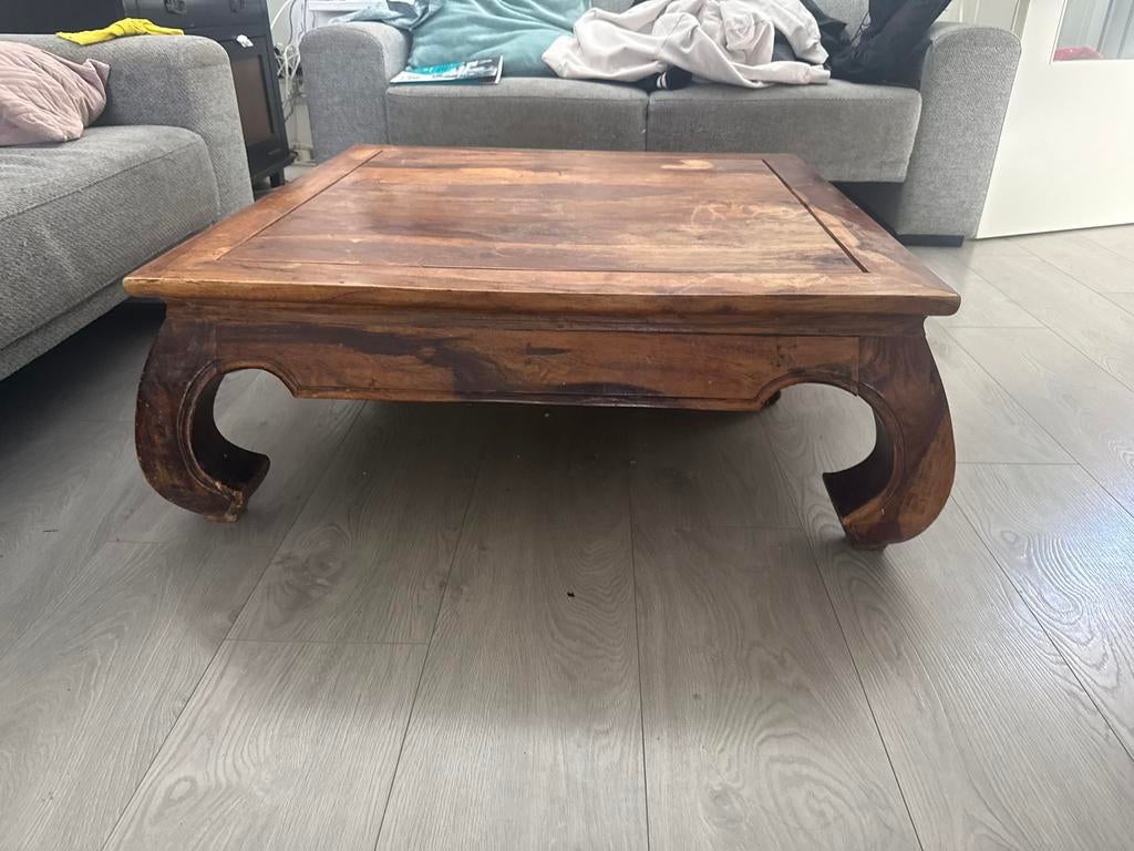 Massief houten salontafel met sierlijke poten, Huis en Inrichting, Tafels | Salontafels, Ophalen, Gebruikt, 100 tot 150 cm, Vierkant