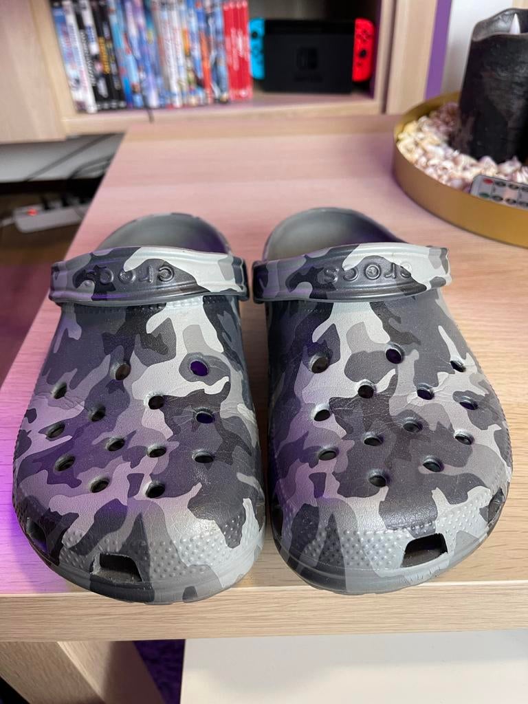 Crocs camouflage maat 38/39 - Zo goed als nieuw, Ophalen of Verzenden, Zo goed als nieuw, Grijs, Slippers