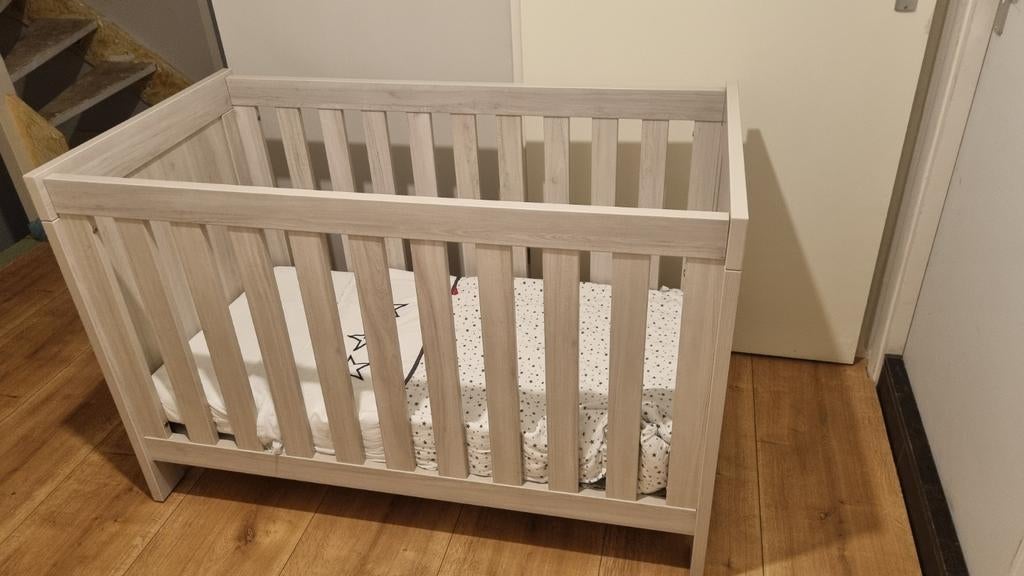 Ledikant en commode van de Babydump, Ophalen, Gebruikt, Ledikant