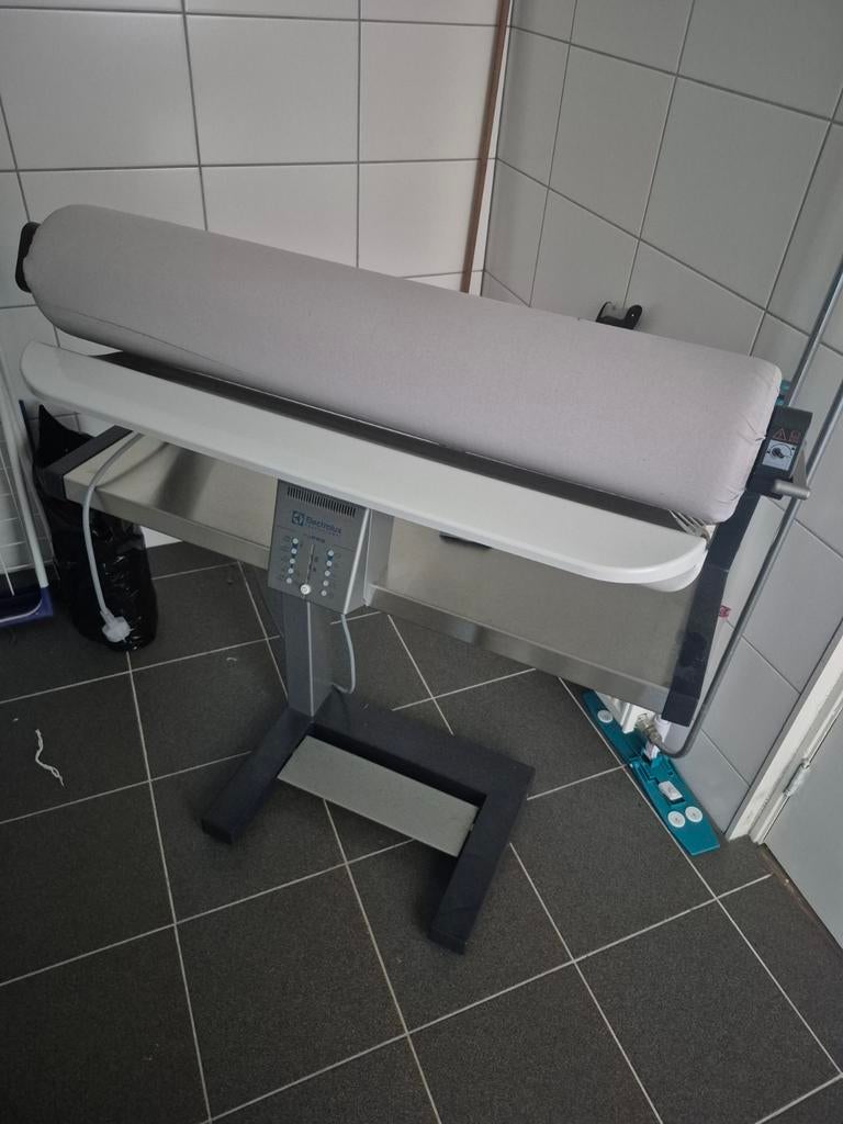 Strijkmachine, Ophalen, Zo goed als nieuw, Minder dan 10 lampen