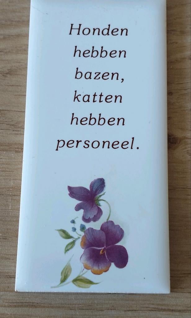 VINTAGE TEGELTJE MET SPREUK(hond & kat) EN VIOOLTJES, Verzenden, Zo goed als nieuw
