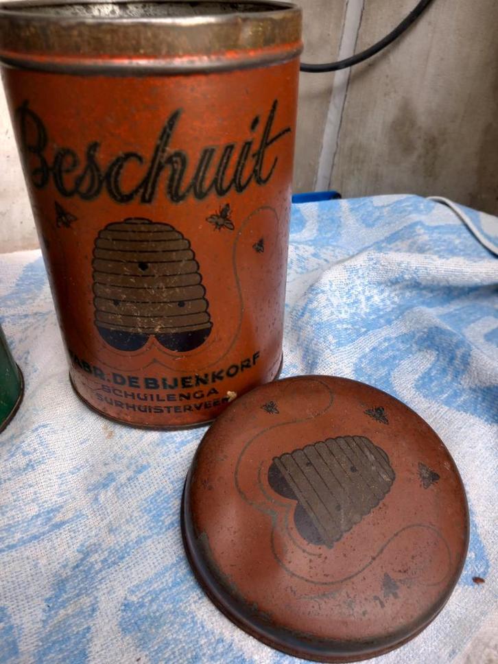 Antieke voorraadbus 'Bijenkorf' en 'Vuurtoren', Verzamelen, Blikken, Gebruikt, Beschuit, Overige merken, Ophalen of Verzenden