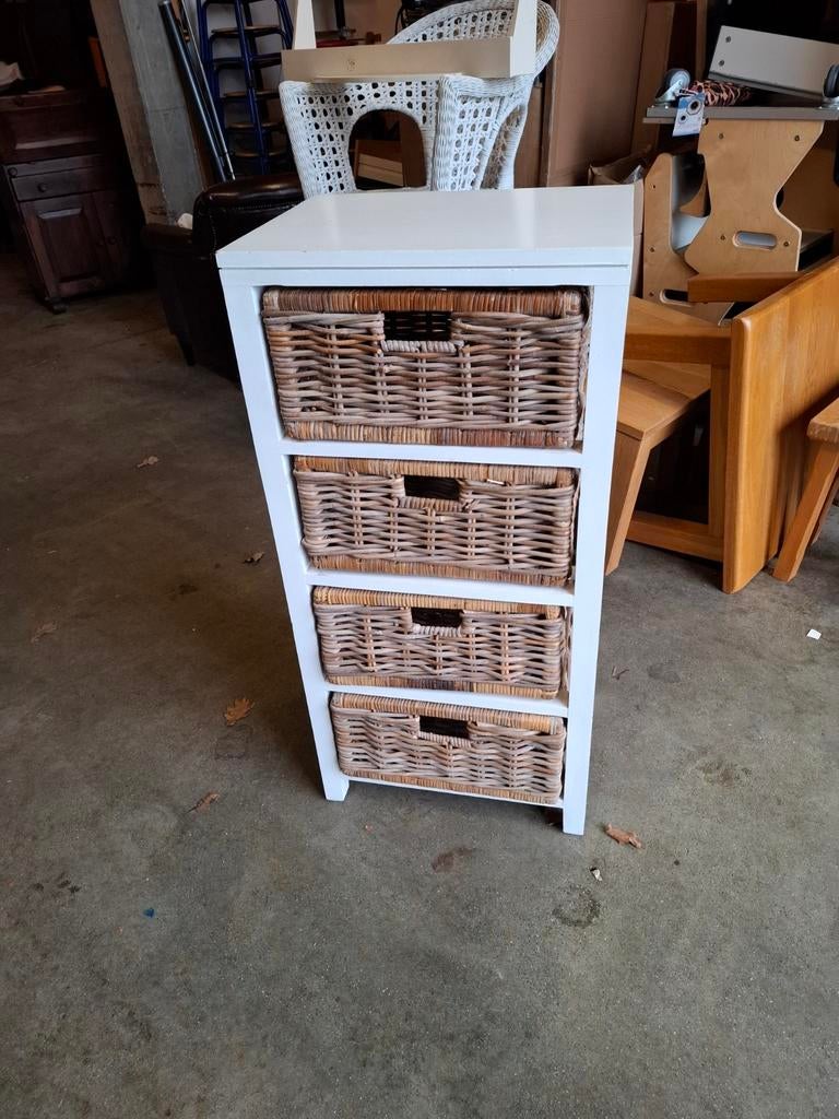 Te Koop, Wit kastje met rieten mandjes, Ophalen, Minder dan 50 cm, Gebruikt, Landelijk