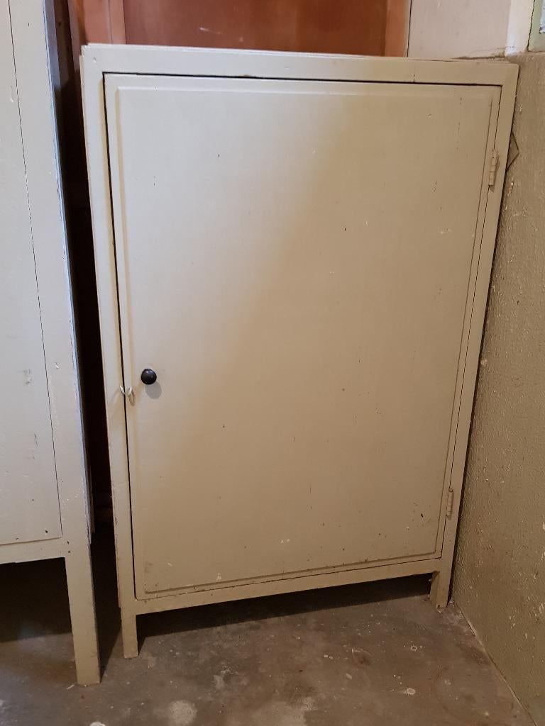 Kastje op lage poten.         Oudje.       Breedte: 80 cm., Huis en Inrichting, Kasten | Overige, Ophalen of Verzenden, Gebruikt