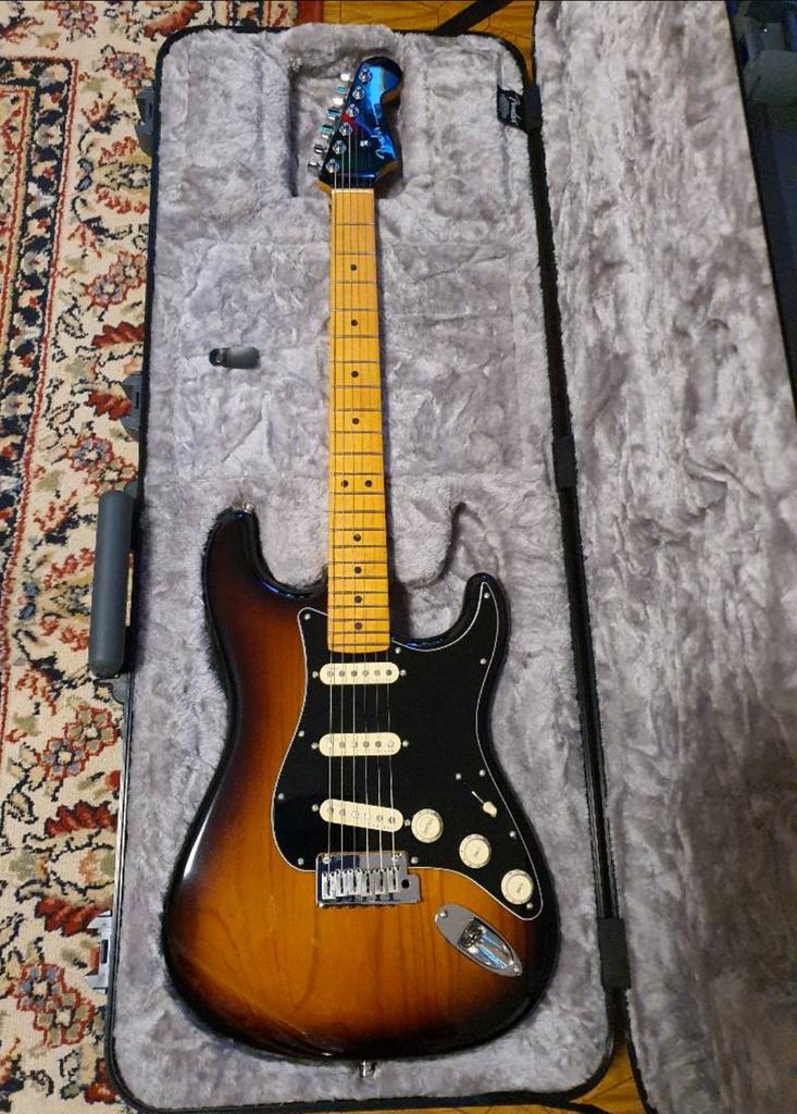 FENDER American Ultra Luxe Stratocaster MN 2-Color Sunburst, Muziek en Instrumenten, Ophalen of Verzenden, Zo goed als nieuw, Solid body