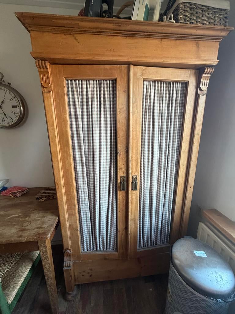 Oud grenen kast met geruite gordijntjes, Ophalen of Verzenden