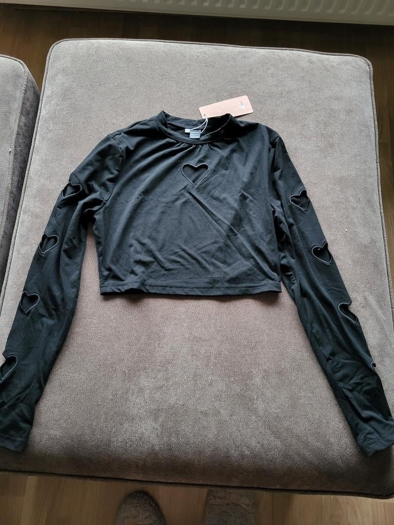 Zwart crop topje met uitgesnedenhartjes van Shein, maat M, Kleding | Dames, Tops, Maat 38/40 (M), Zwart, Nieuw, Ophalen of Verzenden