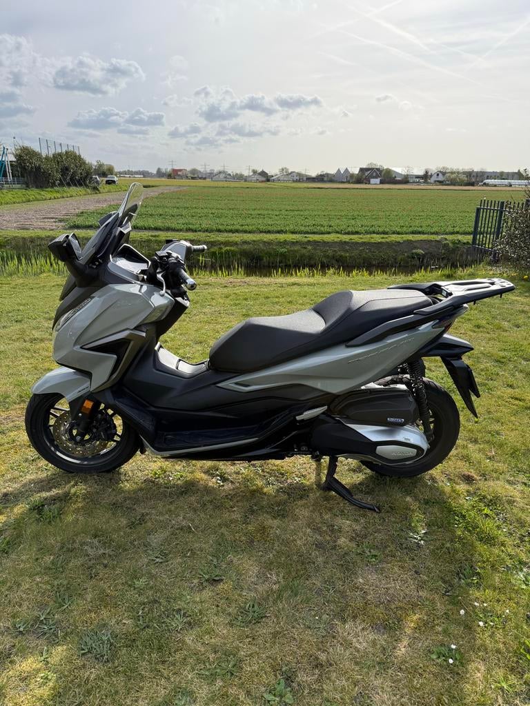 Honda Forza 350 - Zo goed als nieuw, incl. topkoffer, Particulier
