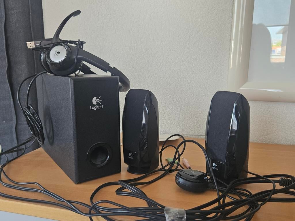 Logitech S-220 2.1 Luidsprekerset met Headset, Computers en Software, Pc speakers, Ophalen of Verzenden, Gebruikt, Audiokanaal 2.1