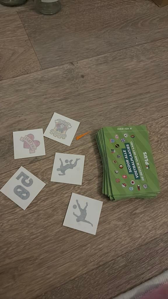 35 ongeopende pakjes voetbalplaatjes plus 5 tattoos, Ophalen, Overige soorten, Overige typen