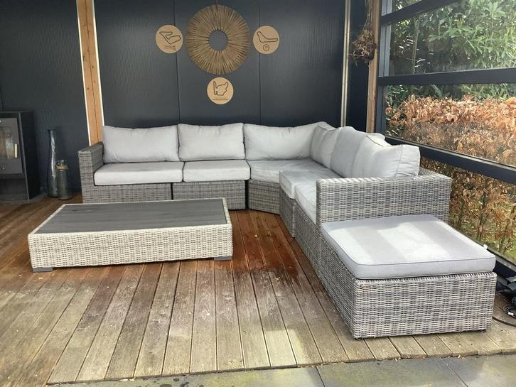 Wicker loungeset/hoekbank met salontafel en hocker, Tuin en Terras, Tuinsets en Loungesets, Gebruikt, Loungeset, Wicker, Meer dan 8 zitplaatsen