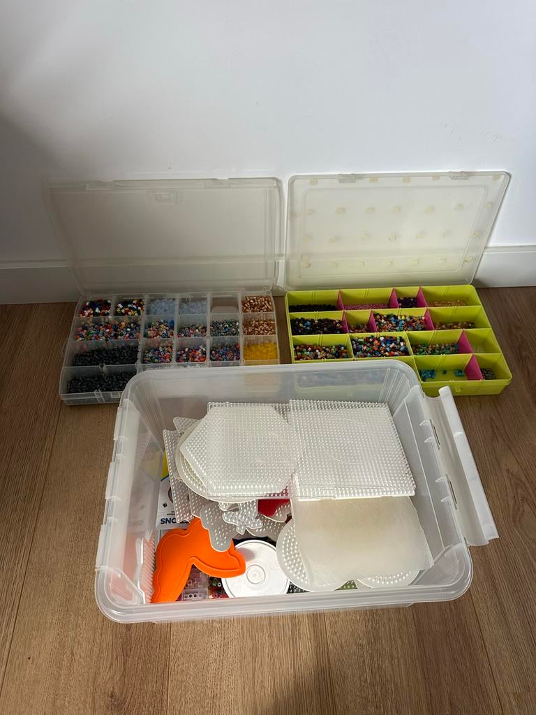 Grote bak met strijkkralen, veel vormen en 2 vakkendozen, Gebruikt, Meerkleurig, Ophalen of Verzenden, Kunststof