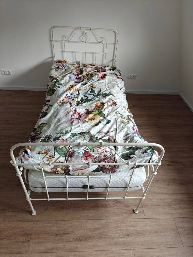 Wit metalen eenpersoonsbed met Swiss Sense (Gazelle) matras, Ophalen, Gebruikt, 90 cm, Eenpersoons