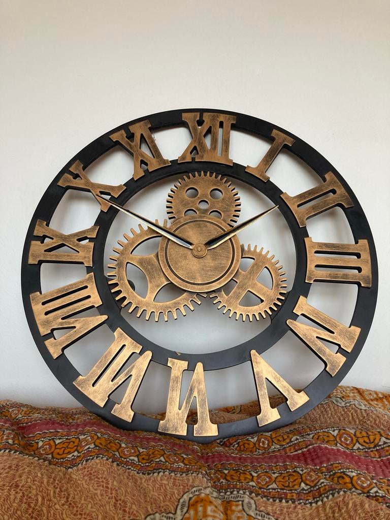 Grote Industriële Wandklok - 58cm - Goud Romeins Cijferwerk, Ophalen of Verzenden, Zo goed als nieuw, Analoog, Wandklok