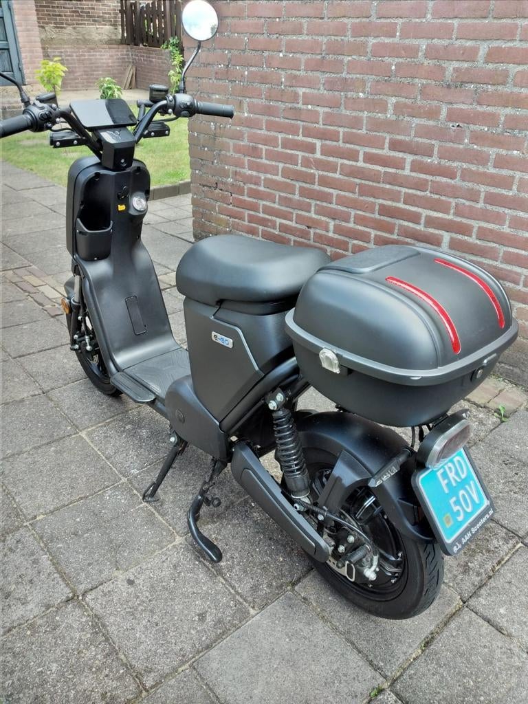 IVA 2 elektrische scooter met oplader en goede accu, Ophalen